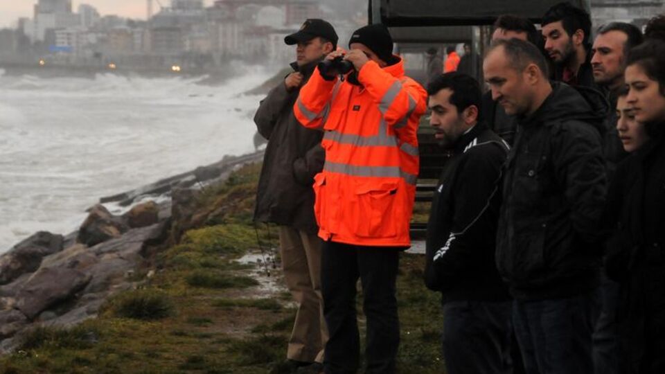 Dev dalgalar amatör fotoğrafçıyı yuttu!