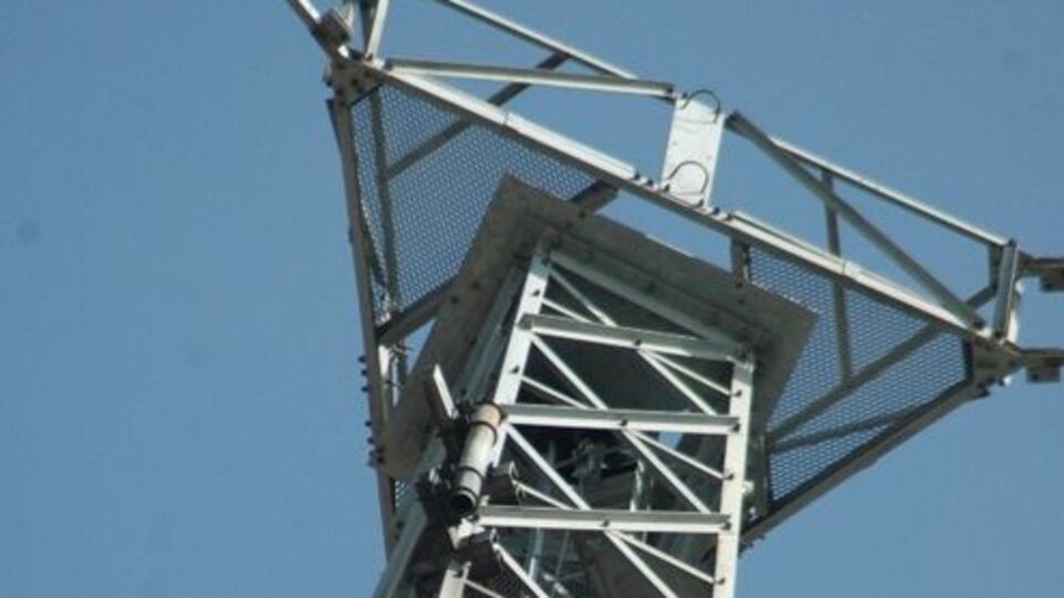 90 metrelik direğin tepesine çıktı!