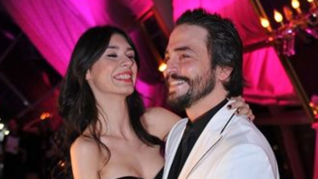 Nişanlıların arasına kara kedi girdi
