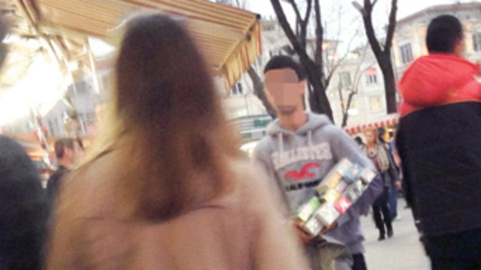 'Seyyar satıcılar turistleri alışverişe zorluyorlar!'