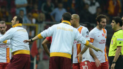 Sahaya taraftar girdi