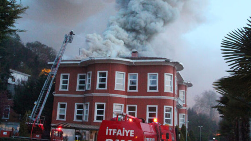 Tarihi yalıda yangın!