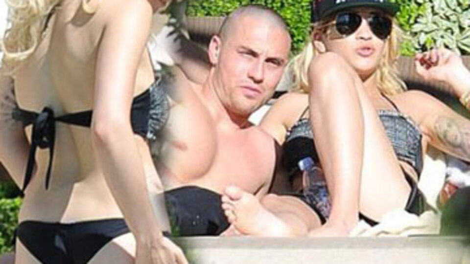 Sevgiliyle havuz keyfi