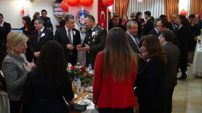 Polis gününde Kürtçe ve Türkçe halay