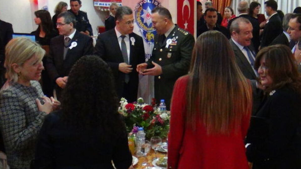 Polis gününde Kürtçe ve Türkçe halay