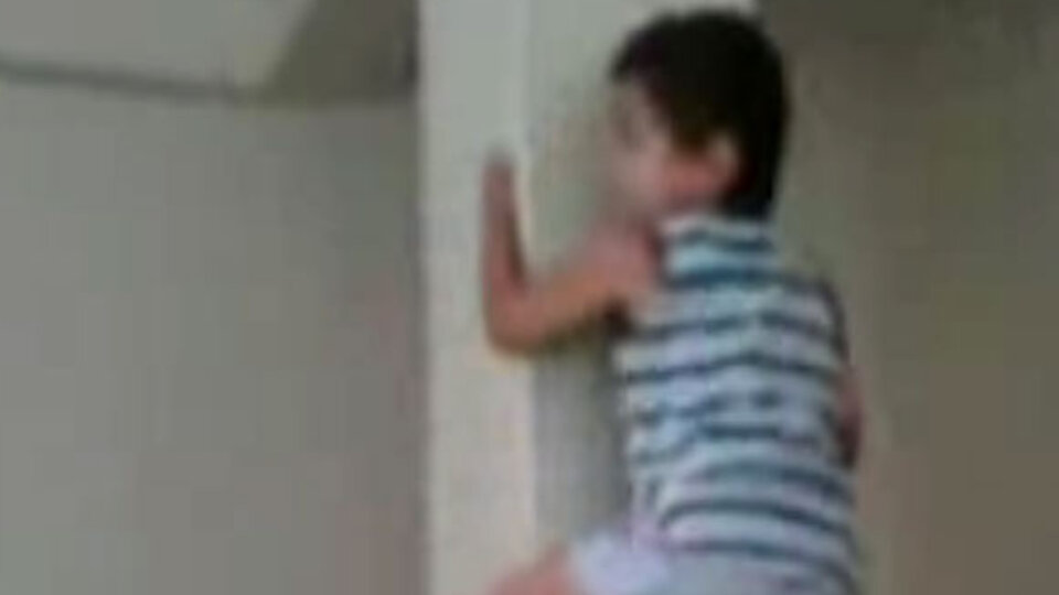 5 yaşında düz duvara tırmanıyor!