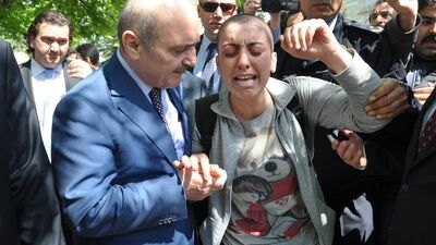 Bakan'ın yardımı kanser hastası kızı ağlattı