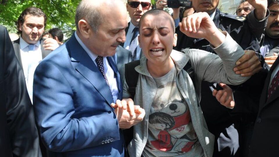 Bakan'ın yardımı kanser hastası kızı ağlattı