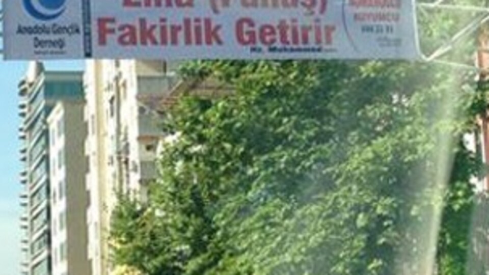 Tartışma yaratan fuhuş pankartı!