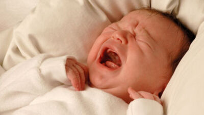 Ayaklarını karına çekerek ağlıyorsa dikkat!