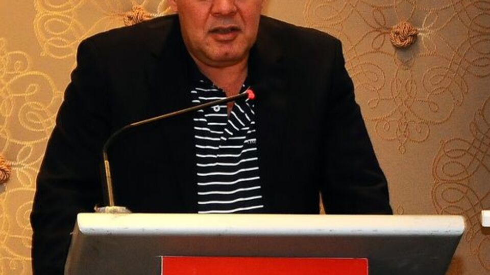 Demirören, kongrelere katılacak