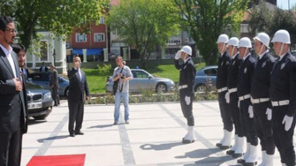 Polisler dondu kaldı