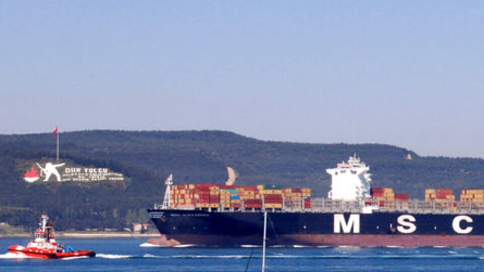 Dev gemi, Çanakkale Boğazı'nı kapattı