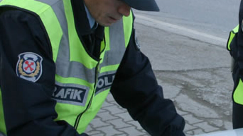 Trafik polisine rüşvet veren yandı!