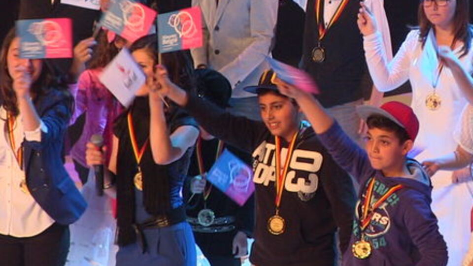 Ebru Gündeş'in şarkısıyla Belçika'da birinci oldu