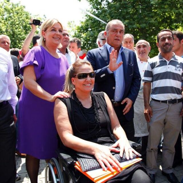 Tekerlekli sandalyeler teslim edildi