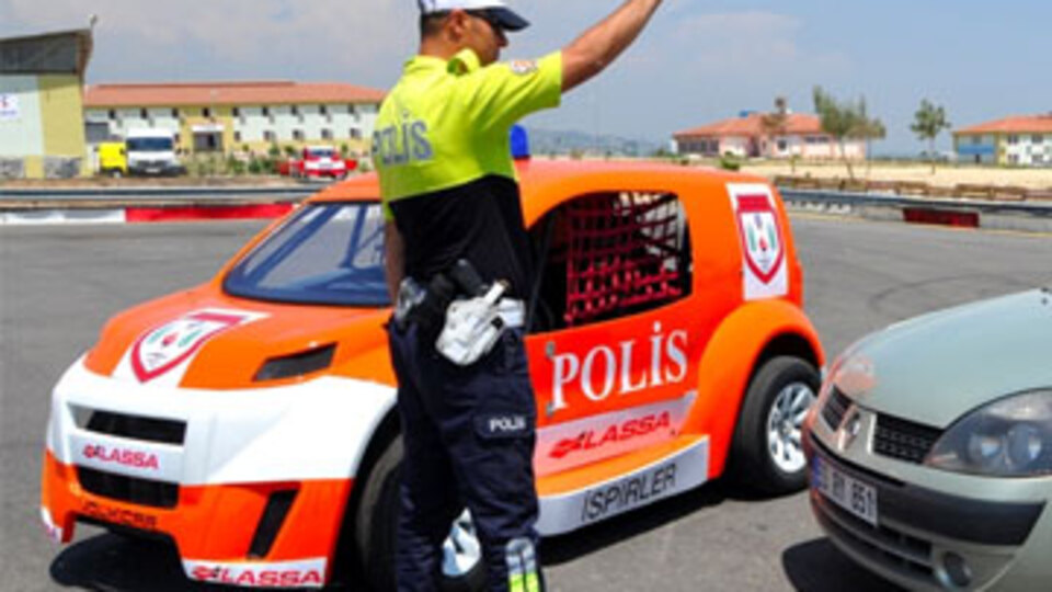 Yarış arabasıyla trafik eğitimi