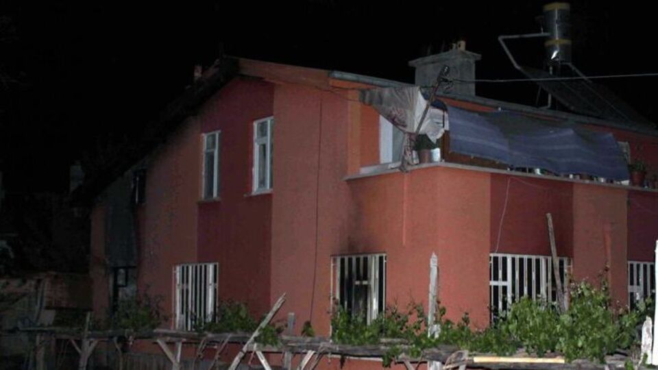 Bakıcıya kızdı, evi yaktı!