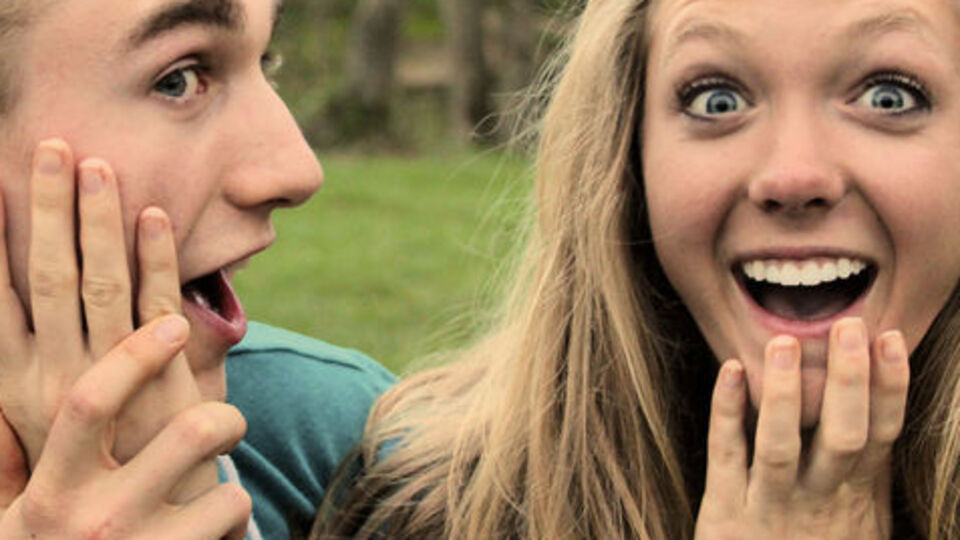 Yatakta çarpışmadan telefonlarınızı çarpıştırın!