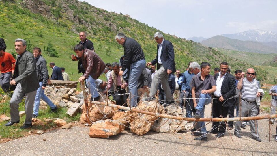 BDP'liler PKK'nın çekilmesini izlemek için sınırı aştı