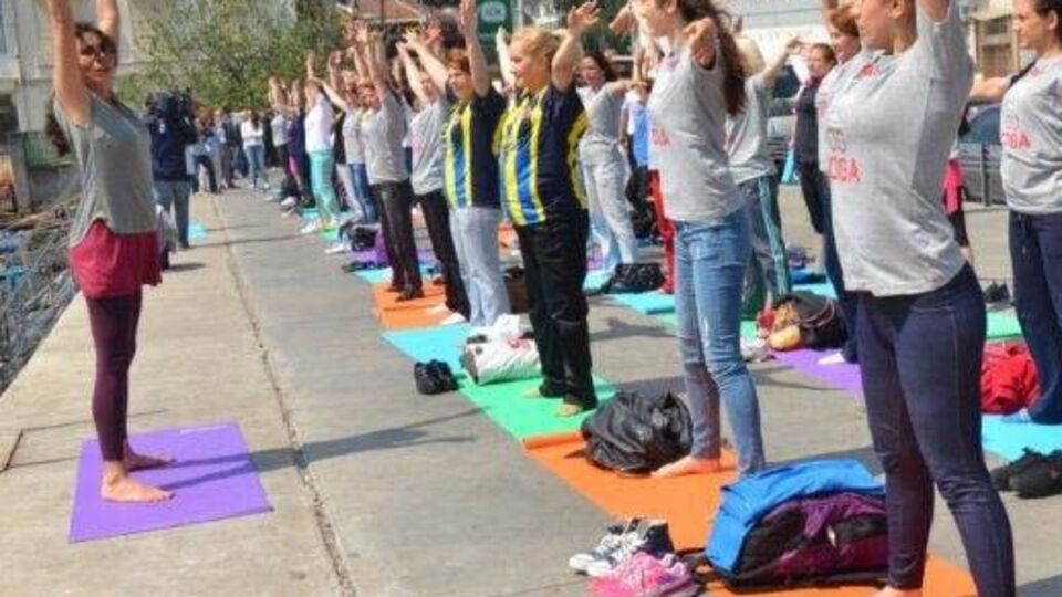 Yüzlerce anne, Boğaz'a karşı yoga yaptı