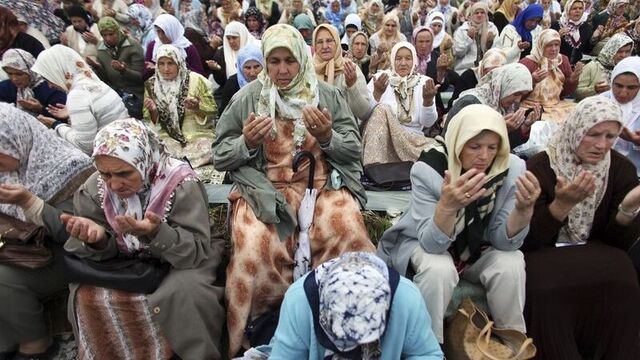 Katliam kurbanları yeniden toprağa verildi