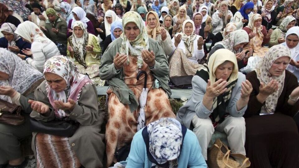 Katliam kurbanları yeniden toprağa verildi