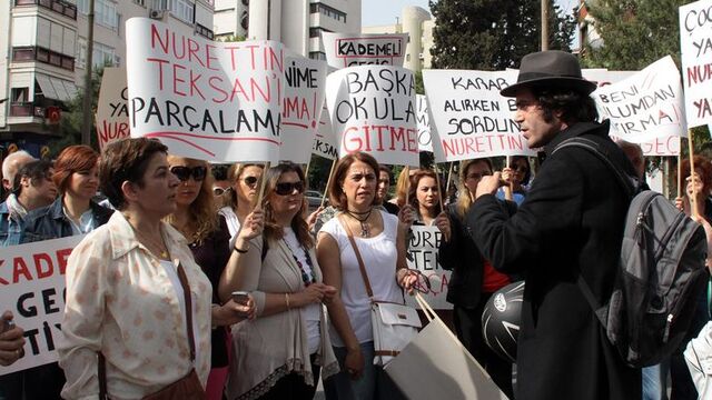 Veliler yol kapattı