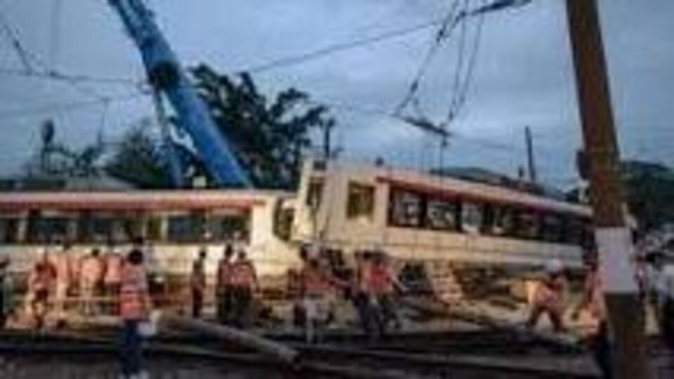 Tren raydan çıktı: 62 yaralı
