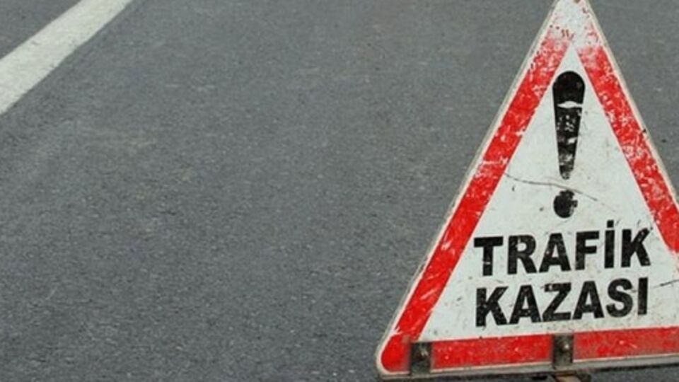 İki araç kafa kafaya çarpıştı