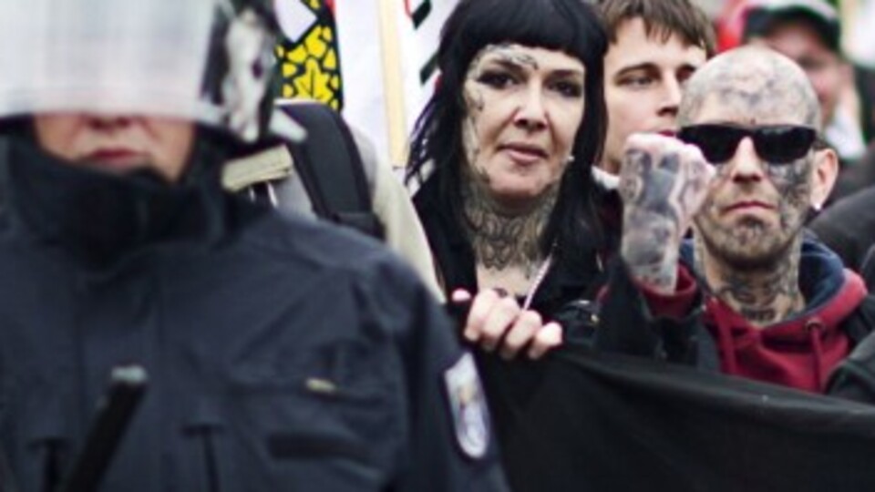 Polisten Neo-Nazi baskını