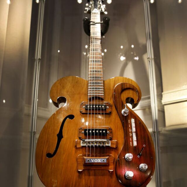 The Beatles'ın gitarı 408 bin dolara satıldı