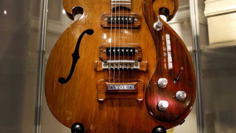 The Beatles'ın gitarı 408 bin dolara satıldı