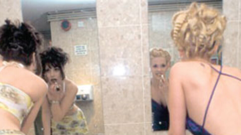 Kadın WC'sine casus ayna!