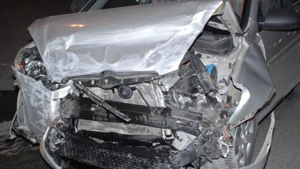 Ambulans otomobille çarpıştı