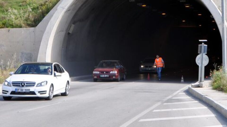 Kemer'de tünel içinde kaza: 4 yaralı
