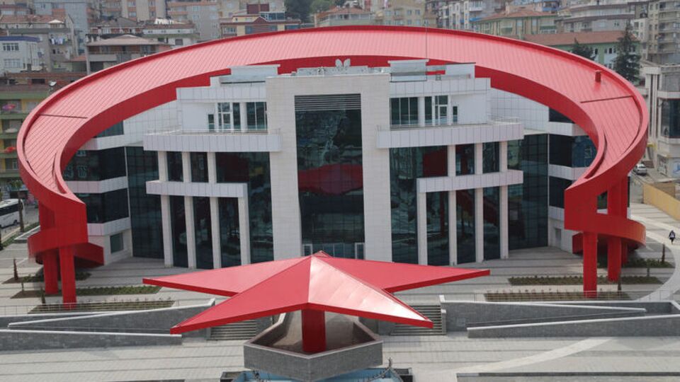 Türk bayrağı şeklindeki bina açılışa hazır