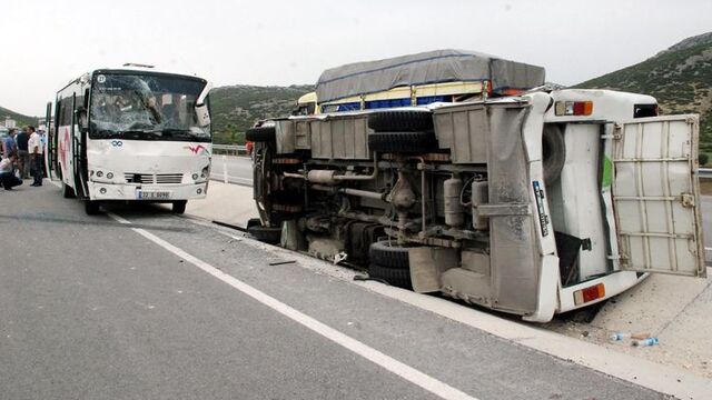 Öğrencileri taşıyan midibüs devrildi