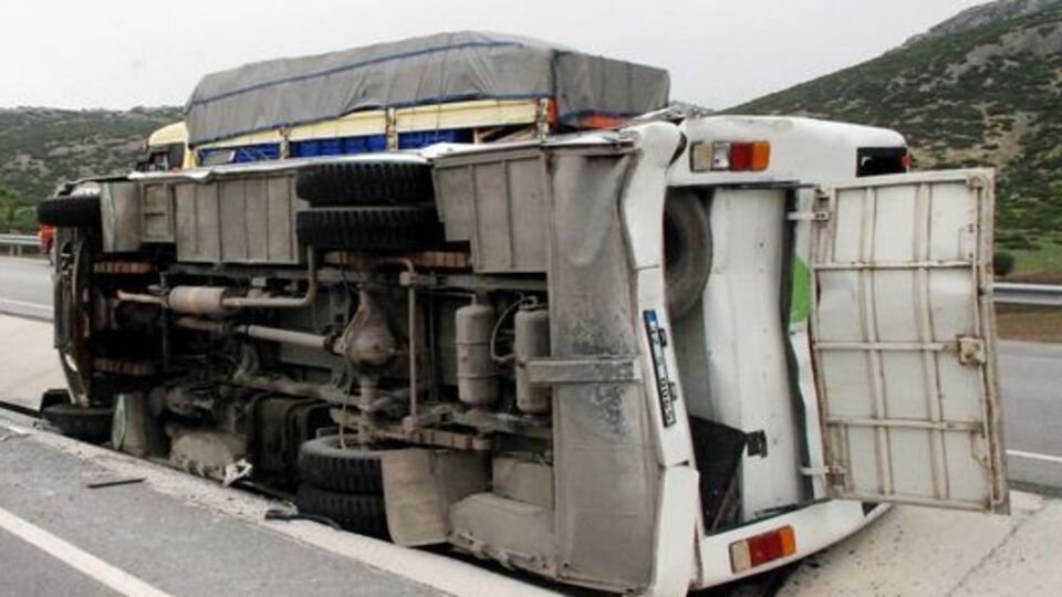 Öğrencileri taşıyan midibüs devrildi