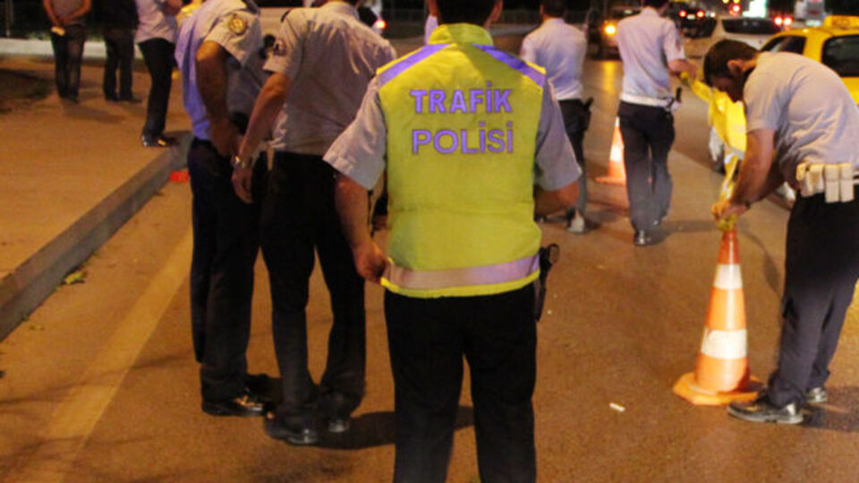 Durmayan sürücü polise çarptı!