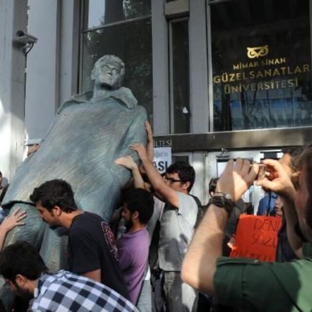 Deniz Gezmiş yeniden üniversitede