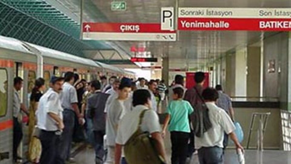 Ankara metrosunda öpüşme eylemi