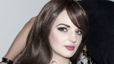 Bu kez hayır için soyundu!