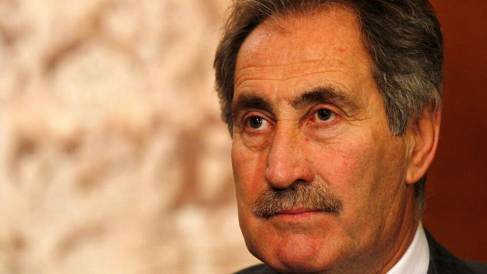 Kendini kepçenin önüne attı