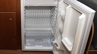 Ağlayan kızını dondurucuya koydu