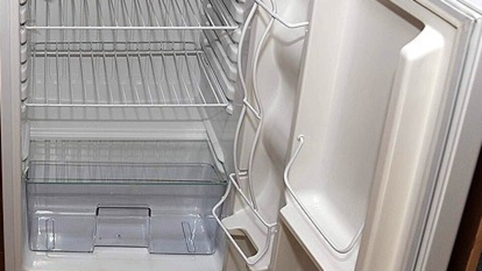 Ağlayan kızını dondurucuya koydu