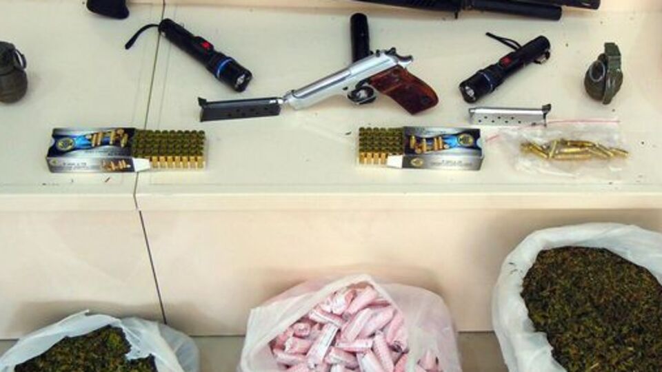 Uyuşturucu operasyonunda cephane çıktı