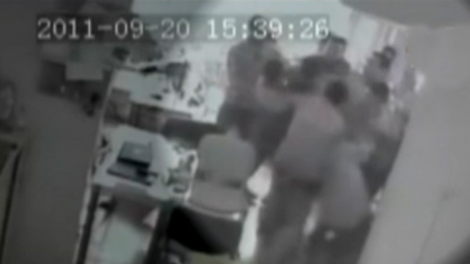 Polis şiddeti kamerada!