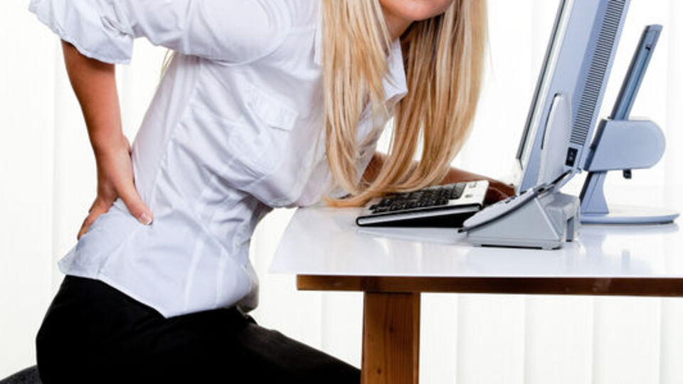 Gün boyu masa başında oturanlar ne yapmalı?