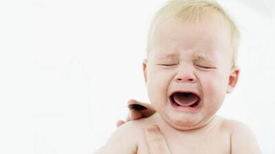 Bacaklarını karnına çekerek ağlıyorsa dikkat!